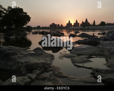 Chhatris sur la rive de la rivière Betwa à Orchha, le Madhya Pradesh, région Bundelkhand, l'Inde, l'Asie dans le coucher du soleil Banque D'Images