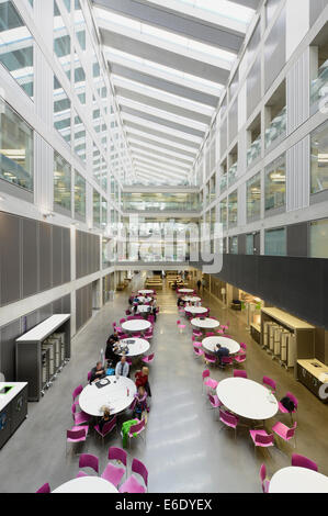 L'intérieur de la Business School et étudiant bâtiment Hub, partie de la Manchester Metropolitan University Campus MMU Tous les Saints. Banque D'Images