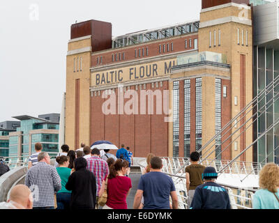 Baltic Centre for Contemporary Art, Gateshead Millennium Bridge et Banque D'Images