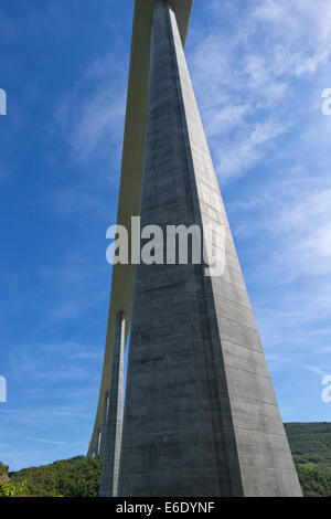 Soleil de l'après-midi sélectionne les détails sur l'A75 du viaduc de Millau. Banque D'Images