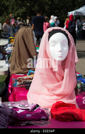 Un hijab en vente sur boutique tableau d'affichage au Festival arabe. Banque D'Images