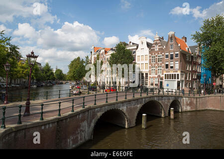 Vue sur un des canaux (Keizersgracht) avec un pont et des maisons historiques dans le célèbre quartier 'Jordaan' à Amsterdam Banque D'Images