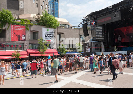 Foule sur la Place des festivals pendant le festival de Jazz de Montréal. Banque D'Images