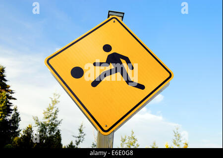 Enfants au jeu roadsign. Banque D'Images