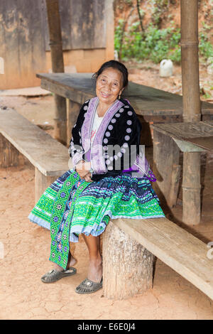 Vieille Femme Hmong traditionnelle robe en couleurs locales, smiling, à Chiang Khong, dans la province de Chiang Rai, dans le nord de la Thaïlande