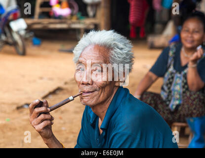 Friendly Lahu village fumer sa pipe, à Chiang Khong, heureux, dans la province de Chiang Rai, dans le nord de la Thaïlande Banque D'Images