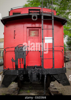 Fourgon rouge vif à l'arrière d'un train sur l'affichage à Chattanooga, Tennessee Banque D'Images