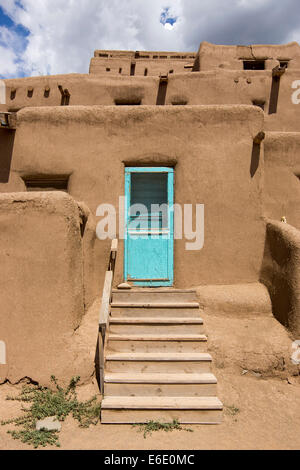 Taos Pueblo dans le nord du Nouveau Mexique, une communauté amérindienne, monument historique national et site du patrimoine mondial. Banque D'Images