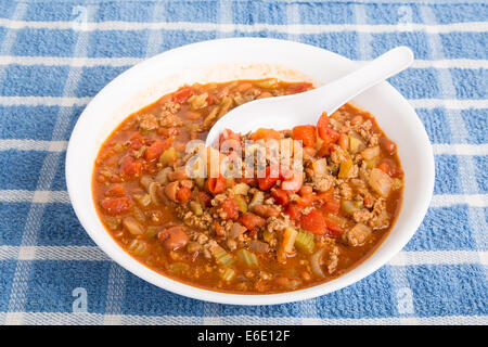 Hot, spicy chili dans un bol blanc, avec cuillère Banque D'Images