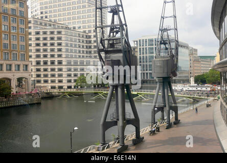 Ancien cargo cranes à l'extérieur de London Marriott Hotel West India Quay, les Docklands de Londres, Angleterre Banque D'Images