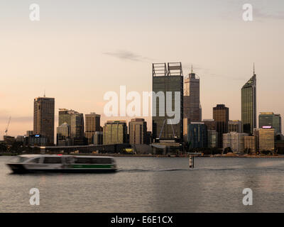 Traversier sur la rivière Swan à Perth City Skyline Banque D'Images