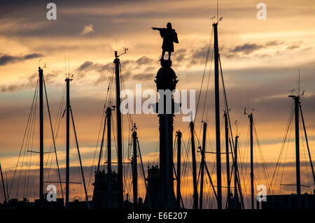 Statue de Columbus dans le port de Barcelone Banque D'Images