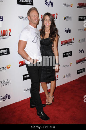 Los Angeles, Californie, USA. 21e Août, 2014. Ian Ziering, Erin Kristine Ludwig assistant à la première de Los Angeles ''harknado 2 : Le Second'' tenue à la Regal Cinemas LA LIve à Los Angeles, Californie le 21 août 2014. 2014 : Crédit D. Long/Globe Photos/ZUMA/Alamy Fil Live News Banque D'Images