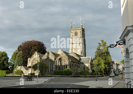 Ancienne église paroissiale St Eustachius de Tavistock centre ville tôt le matin, les rues vides Banque D'Images