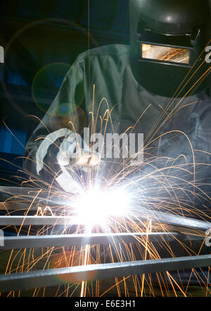 La soudure à l'homme de réflexion sur sparks visor Banque D'Images
