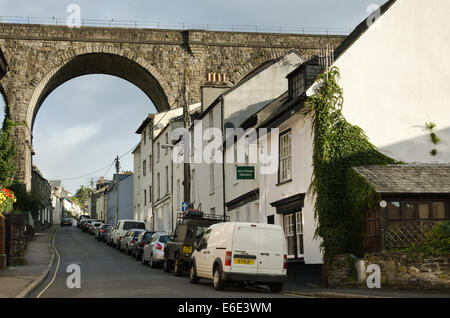 Intimidant pont voûté en terrasse directement sur les chalets où les mineurs de l'étain peut avoir déjà vécu avec beaucoup d'antennes paraboliques Banque D'Images