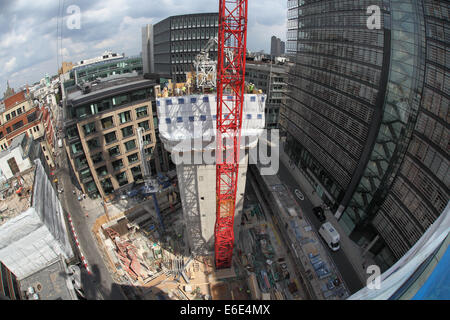 Un "fish-eye" Voir d'un site de construction du centre de Londres montrant le noyau en béton qui plane à l'aide d'un slip-système de formulaire. Banque D'Images