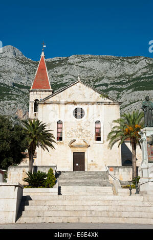 La place Kacic avec l'église de St Marco, Makarska, Makarska Riviera, Dalmatie, Croatie Banque D'Images