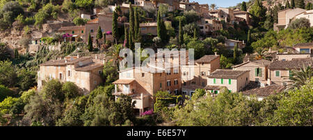 Vue du village de Deià, Sierra de Tramontana, Majorque, Îles Baléares, Espagne Banque D'Images