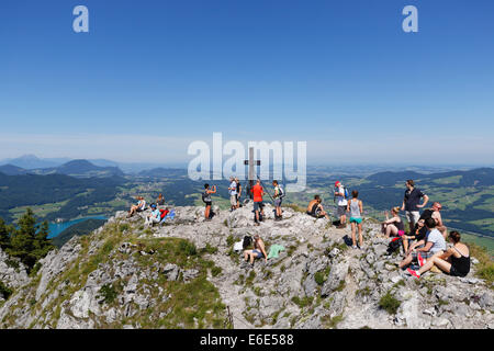 Randonneurs sur le sommet de la croix Schober, Salzkammergut, Salzburg, Salzbourg, l'état de l'état Autriche Banque D'Images