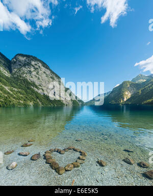 Coeur de pierres dans l'eau, vue sur le lac Königssee, le parc national de Berchtesgaden, Berchtesgadener Land, district de Haute-bavière Banque D'Images