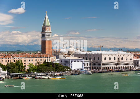 Clocher St Marc et le palais des Doges vu depuis le canal Giudecca Banque D'Images