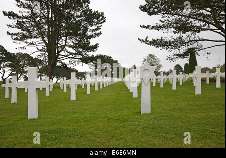 Des croix blanches, étoiles de David et des graves à la Normandy American Cemetery and Memorial à Omaha Beach, Normandie, France, près de Bayeux. Banque D'Images