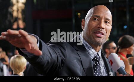 Berlin, Allemagne. 21e Août, 2014. L'acteur américain et un catcheur professionnel Dwayne 'The Rock' Johnson s'occupe de la première du film 'Hercules : La Guerre des Thraces au Cinestar cinéma au Sony Center de Berlin, Allemagne. Le 21 août 2014. Dpa : Crédit photo alliance/Alamy Live News Banque D'Images