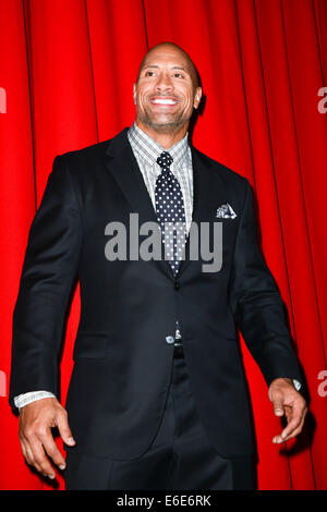 Berlin, Allemagne. 21e Août, 2014. L'acteur américain et un catcheur professionnel Dwayne 'The Rock' Johnson s'occupe de la première du film 'Hercules : La Guerre des Thraces au Cinestar cinéma au Sony Center de Berlin, Allemagne. Le 21 août 2014. Dpa : Crédit photo alliance/Alamy Live News Banque D'Images