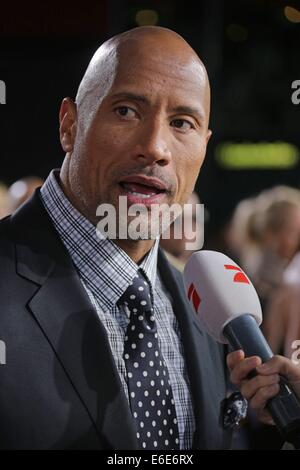 Berlin, Allemagne. 21e Août, 2014. L'acteur américain et un catcheur professionnel Dwayne 'The Rock' Johnson s'occupe de la première du film 'Hercules : La Guerre des Thraces au Cinestar cinéma au Sony Center de Berlin, Allemagne. Le 21 août 2014. Dpa : Crédit photo alliance/Alamy Live News Banque D'Images