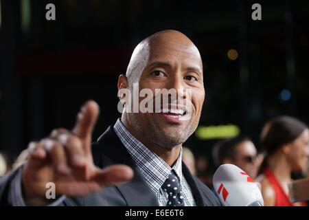 Berlin, Allemagne. 21e Août, 2014. L'acteur américain et un catcheur professionnel Dwayne 'The Rock' Johnson s'occupe de la première du film 'Hercules : La Guerre des Thraces au Cinestar cinéma au Sony Center de Berlin, Allemagne. Le 21 août 2014. Dpa : Crédit photo alliance/Alamy Live News Banque D'Images