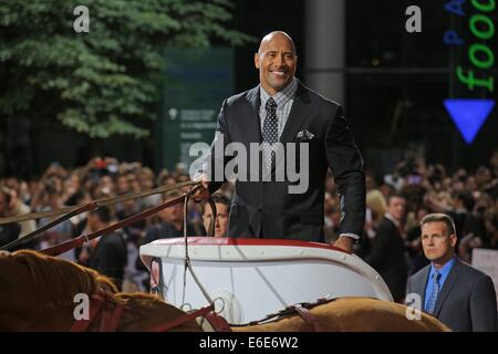 Berlin, Allemagne. 21e Août, 2014. L'acteur américain et un catcheur professionnel Dwayne 'The Rock' Johnson s'occupe de la première du film 'Hercules : La Guerre des Thraces au Cinestar cinéma au Sony Center de Berlin, Allemagne. Le 21 août 2014. Dpa : Crédit photo alliance/Alamy Live News Banque D'Images