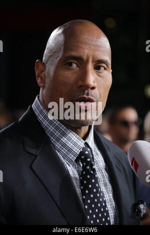 Berlin, Allemagne. 21e Août, 2014. L'acteur américain et un catcheur professionnel Dwayne 'The Rock' Johnson s'occupe de la première du film 'Hercules : La Guerre des Thraces au Cinestar cinéma au Sony Center de Berlin, Allemagne. Le 21 août 2014. Dpa : Crédit photo alliance/Alamy Live News Banque D'Images