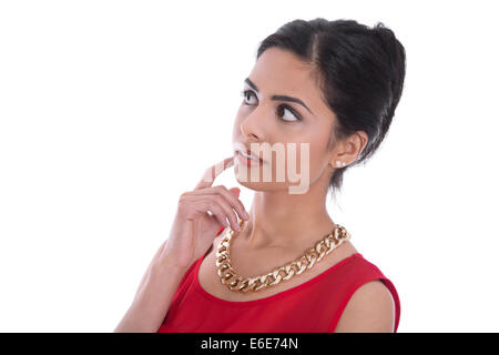 Pensive et belle femme indienne isolée douteux en chemise rouge. Banque D'Images