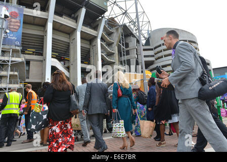 Twickenham, London, UK. 22 août 2014. 50 000 personnes ont assisté à la Convention de trois jours des Témoins de Jéhovah, qui aura lieu au stade de Twickenham. Crédit : Matthieu Chattle/Alamy Live News Banque D'Images