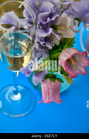 Close up de magnifiques tables fixées au lieu de réception de mariage Banque D'Images