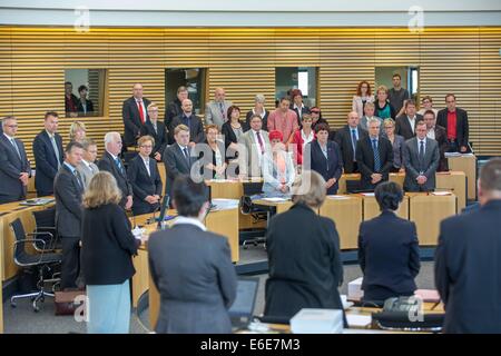 Erfurt, Allemagne. 22 août, 2014. Représentants, membres des familles des victimes et des diplomates de la Grèce et de la Turquie se souvenir des victimes et des attaques de l'USN au cours de la session spéciale du Parlement de se rappeler à Erfurt, Allemagne, 22 août 2014. La session extraordinaire a été tenue pour discuter du rapport final du comité d'enquête la NSU, qui a été publié jeudi. Photo : MICHAEL REICHEL/dpa/Alamy Live News Banque D'Images