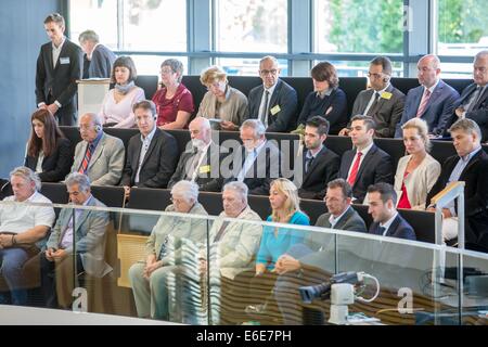 Erfurt, Allemagne. 22 août, 2014. Représentants, membres des familles des victimes et des diplomates de la Grèce et de la Turquie se souvenir des victimes et des attaques de l'USN au cours de la session spéciale du Parlement de se rappeler à Erfurt, Allemagne, 22 août 2014. La session extraordinaire a été tenue pour discuter du rapport final du comité d'enquête la NSU, qui a été publié jeudi. Photo : MICHAEL REICHEL/dpa/Alamy Live News Banque D'Images