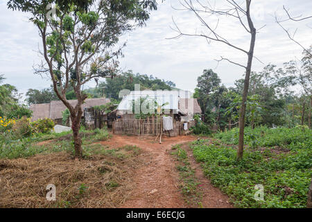 Lahu village typique en bois maisons communautaires avec des toits de tôle ondulée, Chiang Khong dans la province de Chiang Rai, dans le nord de la Thaïlande Banque D'Images