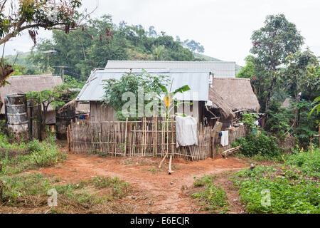 Lahu village typique en bois maisons communautaires avec les toits en métal en tôle ondulée, Chiang Khong dans la province de Chiang Rai, dans le nord de la Thaïlande Banque D'Images