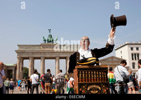 Orgue de Barbarie et d'orgue avec top hat en face de la porte de Brandebourg à Berlin, Germany, Europe Banque D'Images