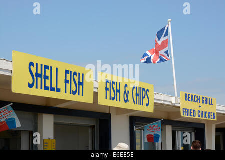 Fast food pour les crustacés, poisson et frites. Sur le front de mer à Littlehampton. West Sussex. L'Angleterre Banque D'Images