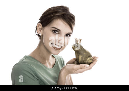 Histoire de roi grenouille - jeune femme isolée. Concept pour des célibataires, mariage ou saint-valentin. Banque D'Images