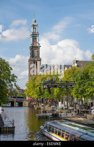 Vue sur un des canaux d'Amsterdam 'de Prinsengracht" avec bateau-mouche et un 'église Westerkerk' sur l'arrière-plan. Banque D'Images