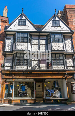 Puzzle, un magasin de vêtements basé dans un bâtiment historique, à Trinity Street, Cambridge, Cambridgeshire, Angleterre. Banque D'Images