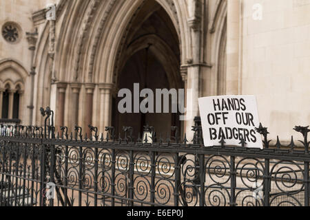 Royal Courts of Justice Badger signe de protestation. Banque D'Images