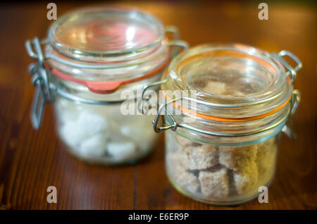 Le sucre en cubes dans des bocaux en verre en terrine. Banque D'Images