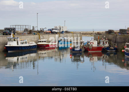 Images réfléchies de voyage de pêche et de bateaux amarrés dans le port, Largs, Northumberland, England, UK Banque D'Images