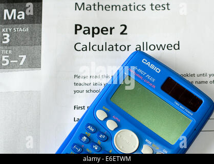 Calculatrice scolaire sur une étape clé 3 papier SATs Mathématiques Banque D'Images