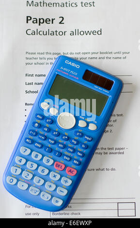 Calculatrice scolaire sur une étape clé 3 papier SATs Mathématiques Banque D'Images